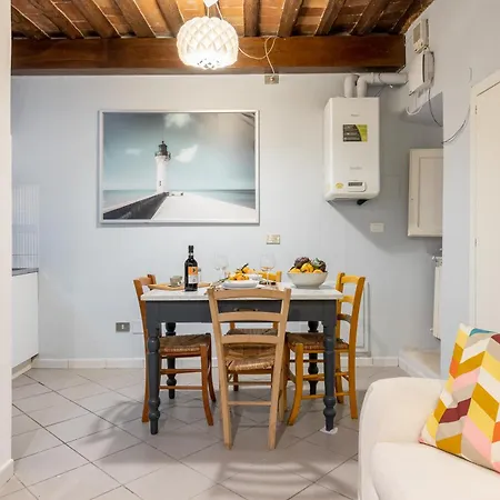 Guesthost - Piazza Dei Cavalieri Confortable Apartment Pisa